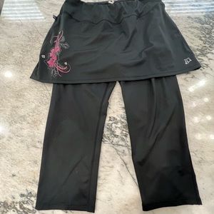 5 for $20 SALE Skirt sports Capri leggings, size M like new